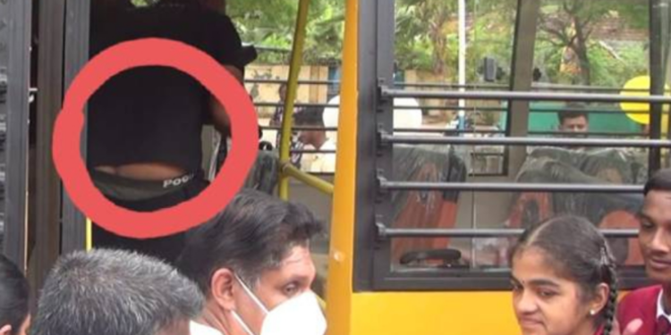 யாழில் பாடசாலை மாணவர்கள் முன்னிலையில் அநாகரீகமான உடையில் சஜித் ஊடக பிரிவு!