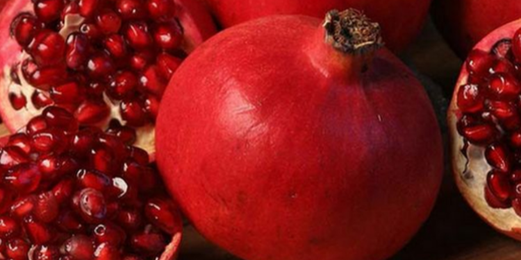 மாதுளம்பழ பிரியர்கள் தப்பியும் இந்த தவறை மட்டும் செய்யாதீர்கள்