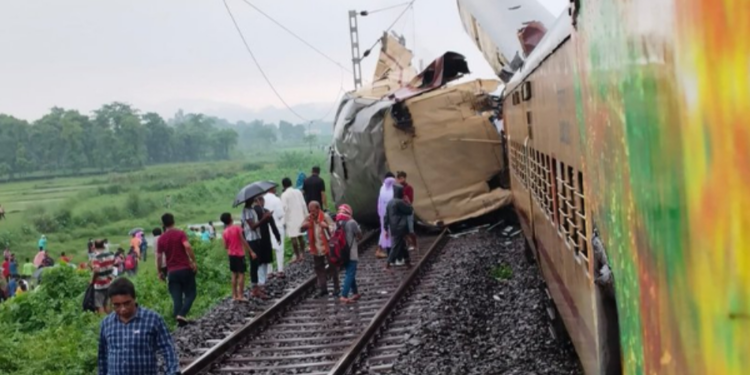 இந்தியாவில் தொடரூந்து விபத்தில் பலியானவர்களின் எண்ணிக்கை அதிகரிப்பு!