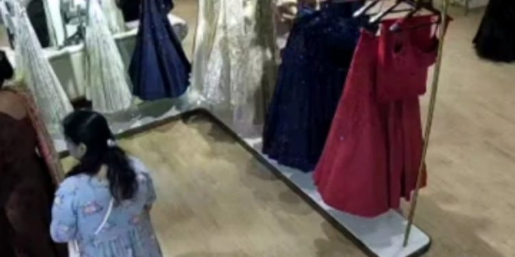 ஆடை விற்பனை நிலையத்தில் திருட்டில் ஈடுபட்ட தம்பதியினர்!