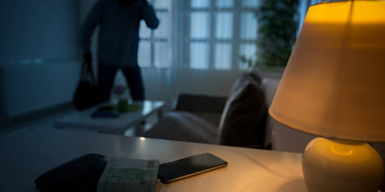 வயோதிப பெண்ணை கட்டிவைத்து கொள்ளை!