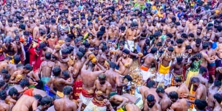 பல்லாயிரக்கணக்கான பக்தர்கள் சூழ தேரில் பவனி வந்த நயினை அம்பாள்!