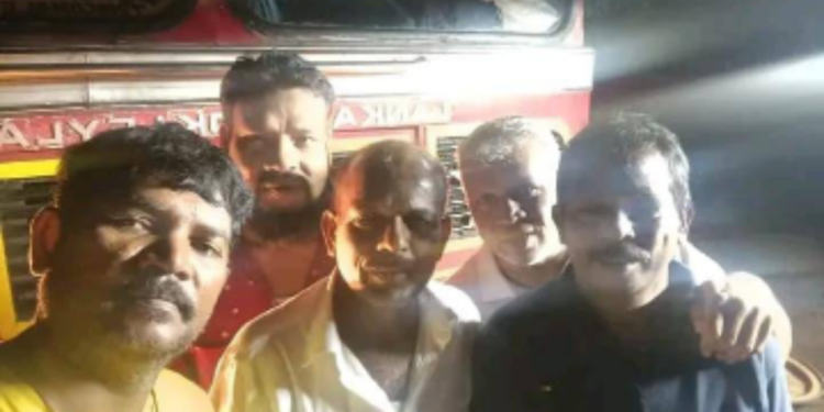 30 வருடமாக கடமை புரிந்த பேருந்தை வணங்கி விடை பெற்ற சாரதி!