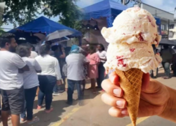 ஜஸ்கிரீமிற்க்காக முண்டியடிக்கும் மக்கள்!