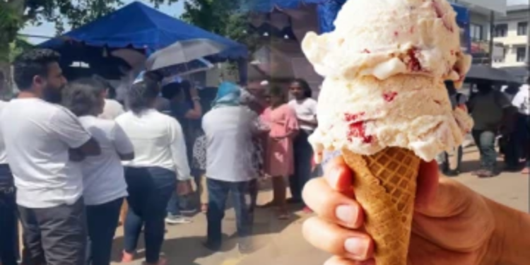 ஜஸ்கிரீமிற்க்காக முண்டியடிக்கும் மக்கள்!