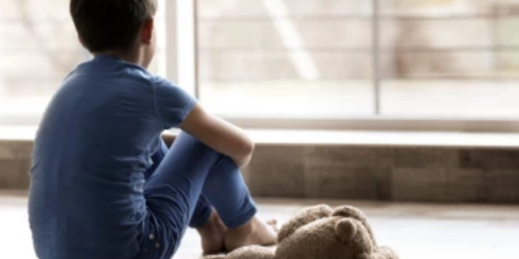 நான்கு வயது சிறுவனை தாக்கி வெளிநாட்டில் உள்ள தாய்க்கு அனுப்பப்பட்ட காணொளி!