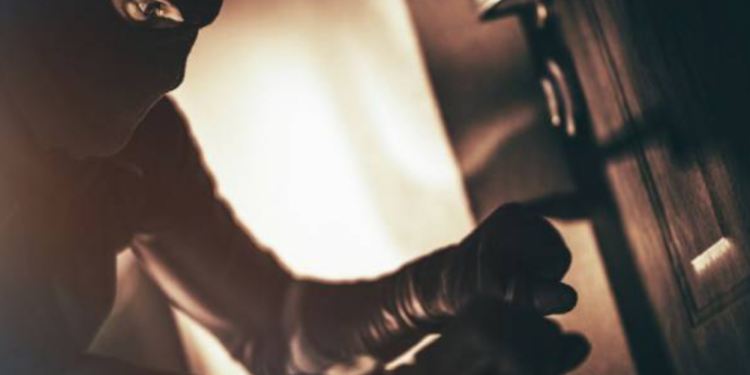 வெளிநாடு சென்று வீடு திரும்பியவர்களுக்கு காத்திருந்த அதிர்ச்சி!