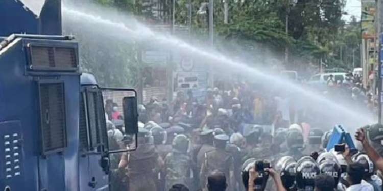 அதிபர் ஆசிரியர் போராட்டத்தை கலைக்க நீர்த்தாரை பிரயோகம்!