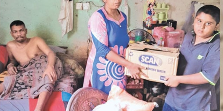 இலங்கையில் சிறுவயதில் குடும்ப சுமையை தாங்கும் சிறுவன்!