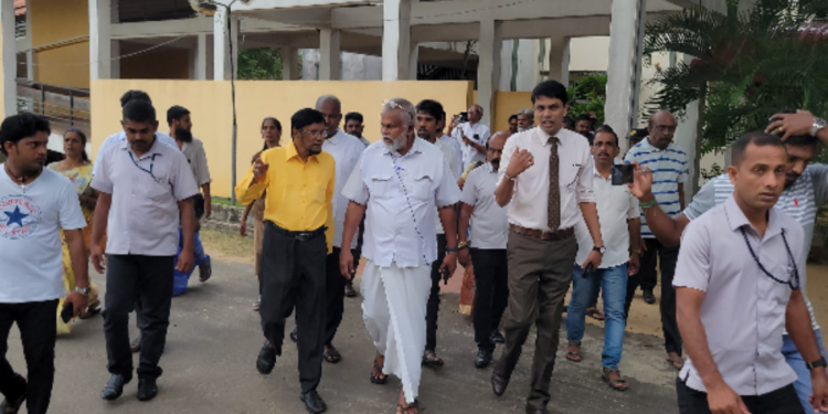 சாவகச்சேரி ஆதார வைத்தியசாலைக்கு சென்ற அமைச்சர் டக்ளஸ் தேவானந்தா