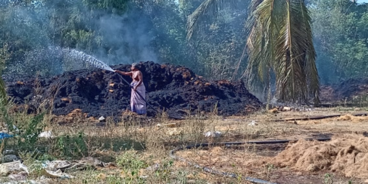 முல்லைத்தீவில் தீப்பிடித்த தும்பு தொழிற்சாலை!