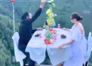 அந்தரத்தில் தொங்கிய காதல் ஜோடி!