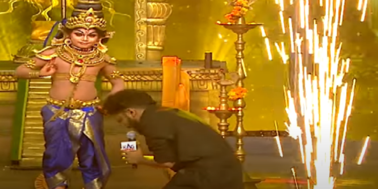 மெய்சிலிர்க்கும் வண்ணம் அரங்கில் பாடல் பாடிய இலங்கை பாடகர்!