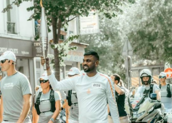 ஒலிம்பிக் சுடரை ஏந்திய தர்ஷன் செல்வராஜா