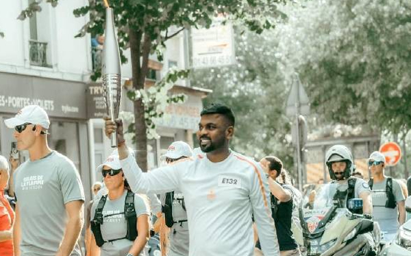 ஒலிம்பிக் சுடரை ஏந்திய தர்ஷன் செல்வராஜா