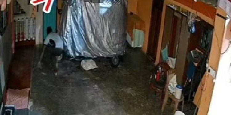 இளம் பெண் குளிப்பதை வீடியோ எடுக்க முயன்ற பல்கலைக்கழக போதானாசிரியர்