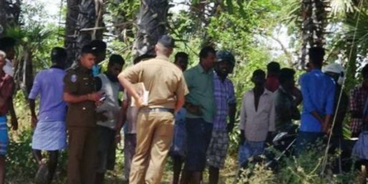 மனைவியுடன் நீராட சென்ற இளம் குடும்பஸ்தருக்கு நிகழ்ந்த சோகம்!