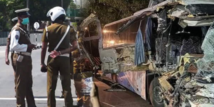 கோர விபத்தில் சிக்கிய சொகுசு பேருந்து!