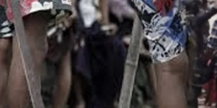 யாழில் வீதியால் சென்ற இளம் குடும்பஸ்தர் மீது வாள்வெட்டு!