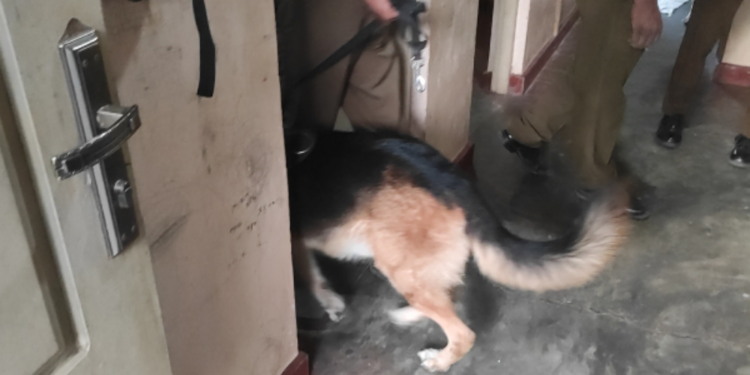 மட்டக்களப்பில் மோப்ப நாயுடன் களமிறங்கிய பொலிசார்!