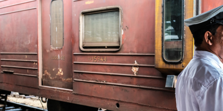 குளிக்க சென்ற மூதாட்டி ரயிலில் மோதி உயிரிழப்பு!