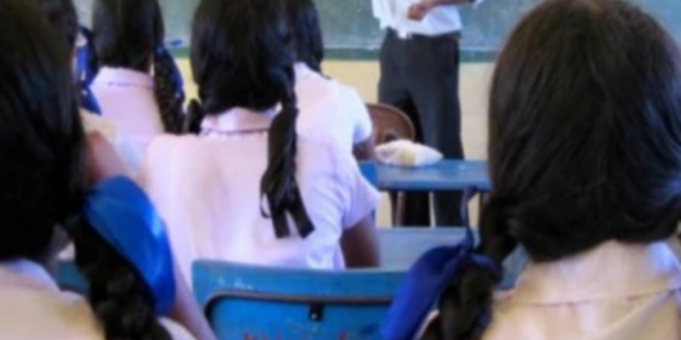 யாழில் தந்தையின் தலையில் கொடூரமாக தாக்கிய ஆசிரியர்!