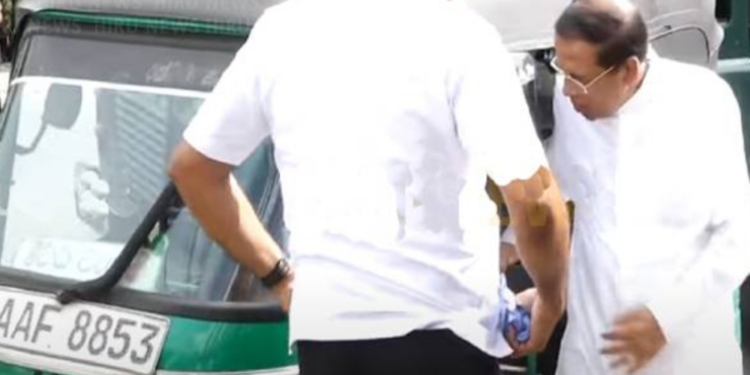 கட்சிக் கூட்டத்திற்கு முச்சக்கர வண்டியில் வந்திறங்கிய மைத்ரி!