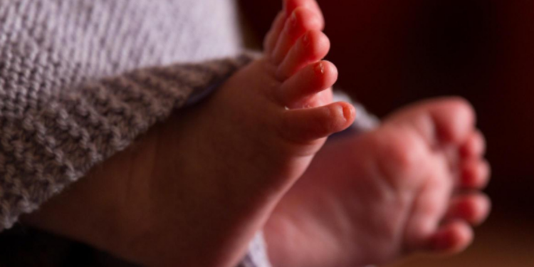 கழிவறையில் குழந்தை பெற்றெடுத்த பெண்!