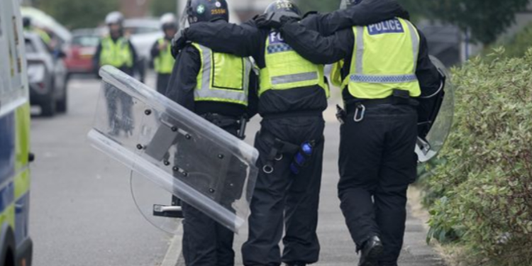 பிரித்தானியாவில் வெடித்து வன்முறை!