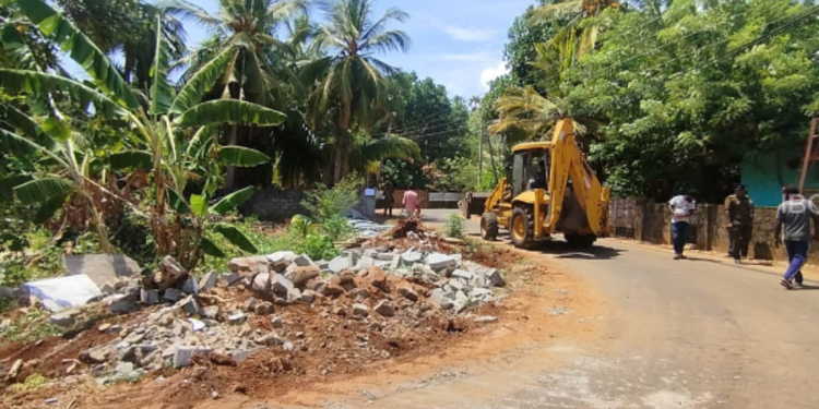 யாழில் இடித்து அகற்றப்பட்ட மதில்!