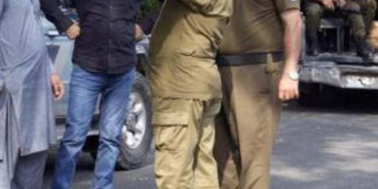 பரீட்சையில் தோல்வியடைந்த தங்கையை துப்பாக்கியால் சுட்டுகொன்ற சகோதரர்!