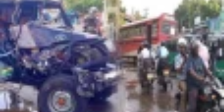 அம்பாறையில் லொறியுடன் மோதி விபத்திற்குள்ளான அரச பேருந்து!