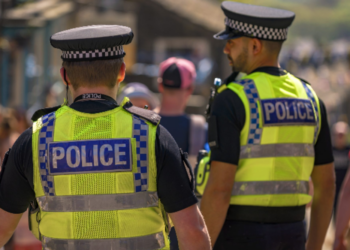 பிரித்தானிய சிறைச்சாலை பொலிஸ் அதிகாரி ஒருவர் மீது கொலை முயற்சி தாக்குதல்!