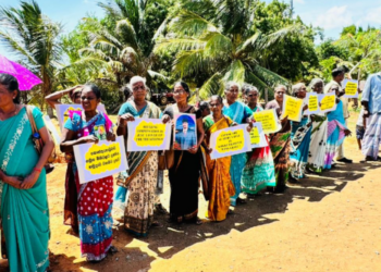 முல்லைத்தீவு கொக்குத் தொடுவாயில் போராட்டத்தில் ஈடுபடும் மக்கள்!