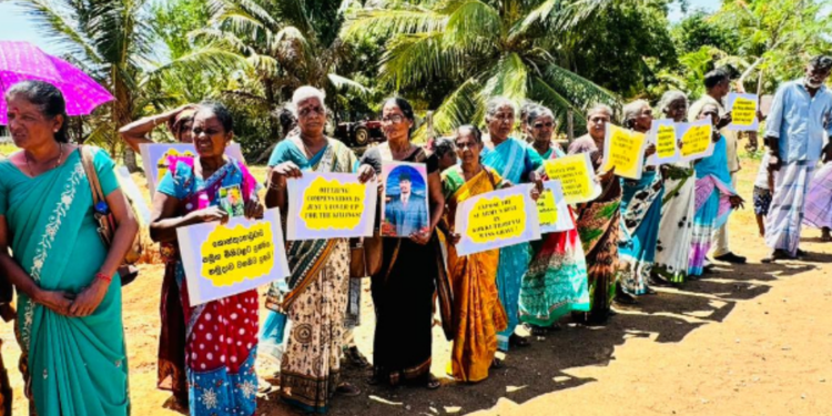 முல்லைத்தீவு கொக்குத் தொடுவாயில் போராட்டத்தில் ஈடுபடும் மக்கள்!