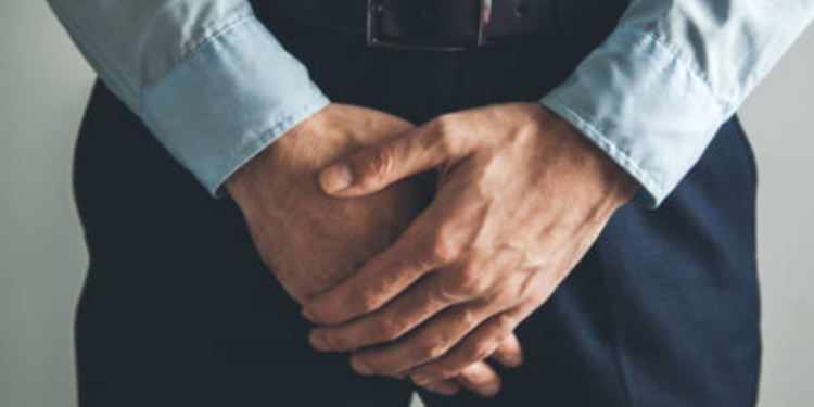 இளைஞனின் அந்தரங்க உறுப்பை வெட்டிய திருநங்கைகள்