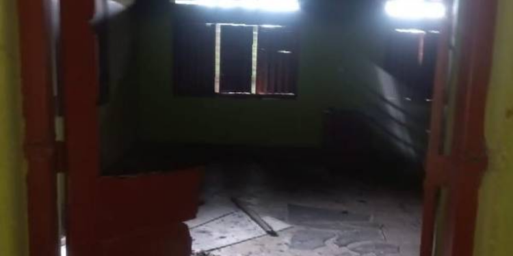 யாழில் பலத்த காற்றினால் தூக்கி வீசப்பட்ட வீட்டு கூரைகள்!