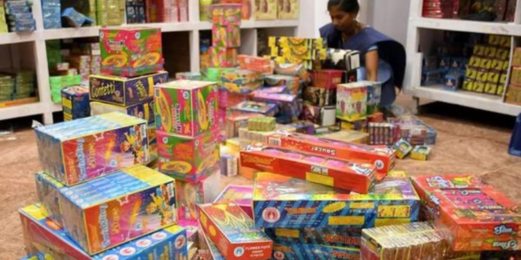 தேர்தல் சூடுபிடித்த நிலையில் பட்டாசு உற்பத்தி அதிகரிப்பு!