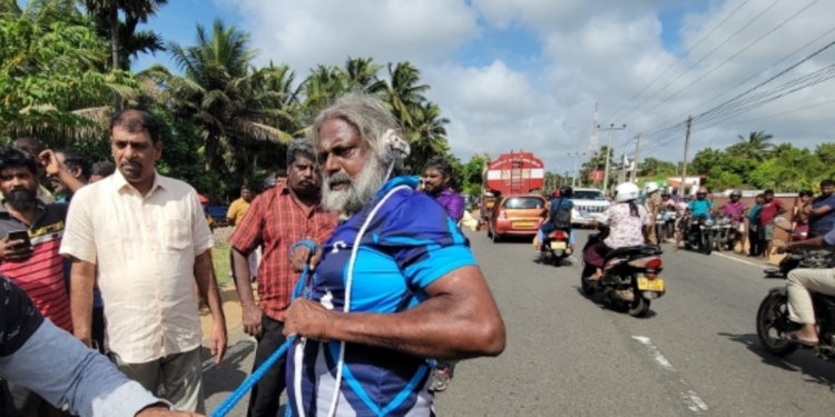 யாழில் காதுகளால் வாகனம் இழுத்து சாதனை படைத்த நபர்!