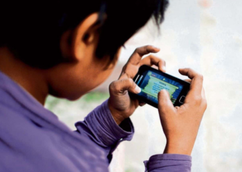 பிரித்தானியாவில் கையடக்க தொலைபேசி பயன்படுத்தும் குழந்தைகளுக்கு எச்சரிக்கை!