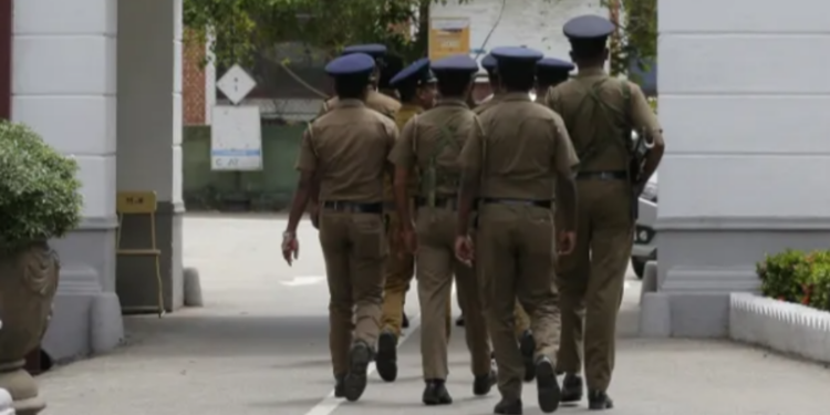 யாழில் கடமை நேரத்தில் ஆடையின்றி உறங்கிய பொலிஸ் கான்ஸ்டபிள்