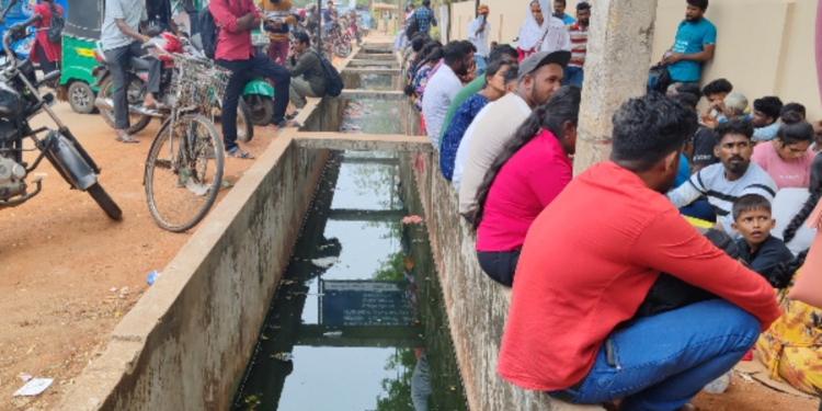 வவுனியாவில் நீண்ட நாட்களாக வரிசையில் காத்திருக்கும் மக்கள்!