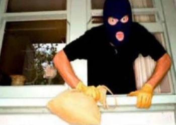 தமிழர் பகுதியில் கூரை பிரித்துக் கொள்ளை!