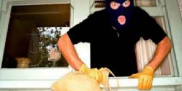 தமிழர் பகுதியில் கூரை பிரித்துக் கொள்ளை!