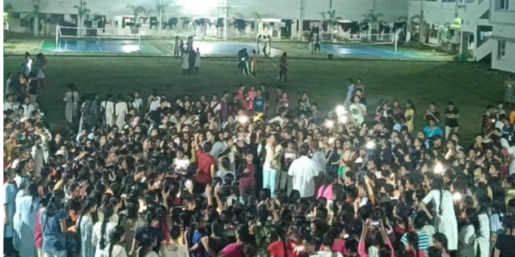 மாணவிகளின் விடுதி குளியலறையில் இரகசிய கெமராவால் பரபரப்பு!