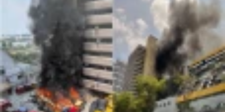 சிங்கப்பூர் கோல்டன் மைல் டவரில் தீ விபத்து!