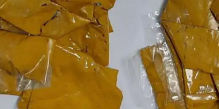 ஆசனவாயில் வைத்து தங்கம் கடத்திய நபர் கைது!