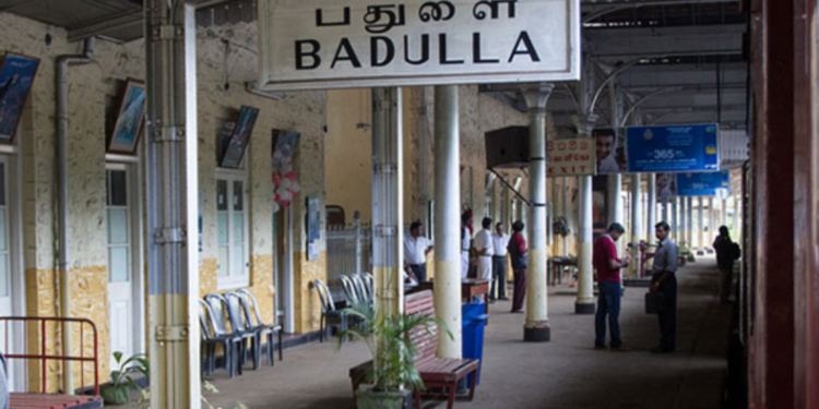 ரயில் நிலையத்தில் நின்ற  இளைஞரை தாக்கிய இராணுவ வீரர்கள்!