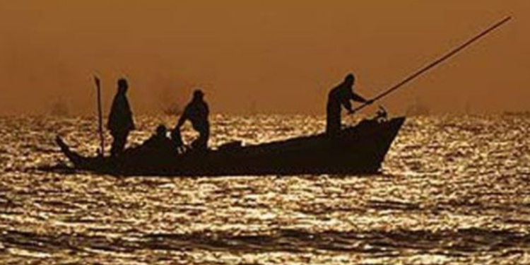 மீன் பிடி இழுவைப் படகு விபத்திற்குள்ளானதில் மீன்று மீனவர்கள் மாயம்!