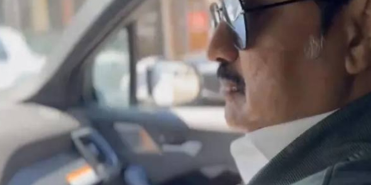 சாரதி இன்றி காரில் பயணம் செய்த தமிழக முதல்வர்!